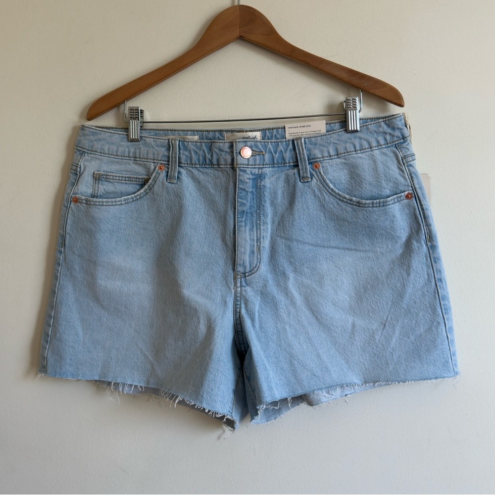 Universal Thread || Woman’s vintage midi strech Light Blue Denim Shorts Sz 16